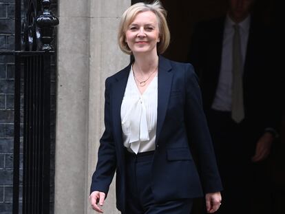 Liz Truss sale del número 10 de Downing Street, este miércoles.