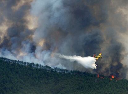 Un avión realiza tareas de extinción del incendio forestal de Las Hurdes.