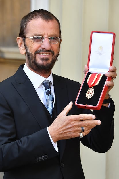 Ringo Starr -


Hasta para visitar el Palacio de Buckingham y recoger el título de Caballero del Imperio Británico a manos del Duque de Cambridge en 2018, el que fuera miembro del mítico cuarteto The Beatles siguió luciendo sus indivisibles gafas de sol.