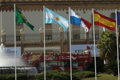 Un bus aparca frente a una de las sedes de la Cumbre Iberoamericana, en Cádiz.