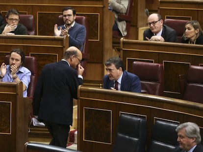 El diputado del PNV Mikel Legarda pasa junto a Aitor Esteban de camino a su escaño en el Congreso.