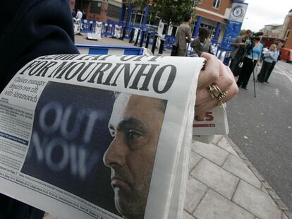 El 20 de septiembre del 2007 Mourinho abandanó el club inglés por motivos que aun se desconocen y en su lugar llegó el técnico israelí Avram Grant. En la imagen, un diaro inglés muestra la marcha del portugués del Chelsea.