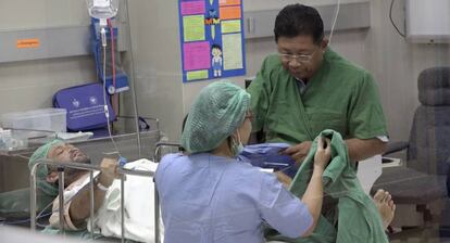 Paul Nicholls es atendido en el Samui Hospital de Tailandia tras ser rescatado.