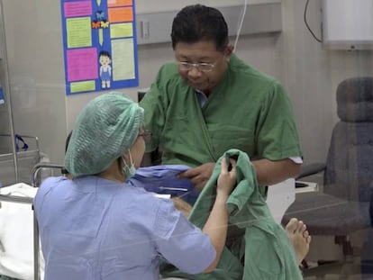 Paul Nicholls es atendido en el Samui Hospital de Tailandia tras ser rescatado.