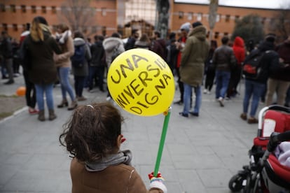 Una niña con un globo que pide "una universidad digna" durante la concentración de estudiantes en el campus de Vicálvaro de la URJC.