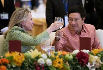 Clinton brinda con el ministro de asuntos exteriores vietnamita durante una cena oficial en Phnom Penh en 2012.