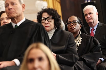 Desde la izquierda, el presidente del Supremo, el conservador John Roberts, y las juezas liberales Sonia Sotomayor y Ketanji Brown Jackson escuchan el discurso de posesión de Donald Trump el pasado 20 de enero en el Capitolio de Washington.
