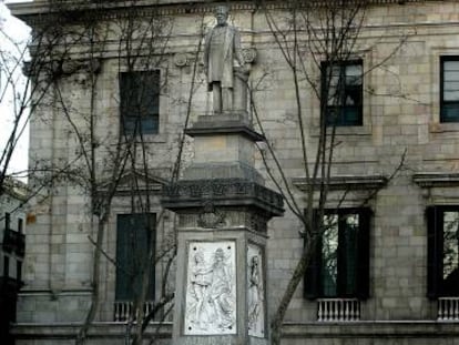 La estatua del esclavista Antonio López en la plaza que lleva su nombre en Barcelona.