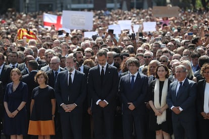 El rey Felipe (centro) acompañado de Carme Forcadell, Soraya Sáenz de Santamaría, Mariano Rajoy, Carles Puigdemont, Ada Colau e Ignacio Zoido, durante el minuto de silencio en la Plaza de Cataluña.