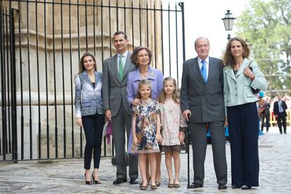 Spanish Royals (L-R) Princess Letizia of Spain, Prince Felipe of Spain, Queen Sofia of Spain, Princess Sofia of Spain, Princess Leonor of Spain, King Juan Carlos of Spain and Princess Elena of Spain attend the Easter Mass at the Cathedral of Palma de Mallorca on April 20, 2014 in Palma de Mallorca, Spain. (Photo by Carlos R. Alvarez/WireImage)