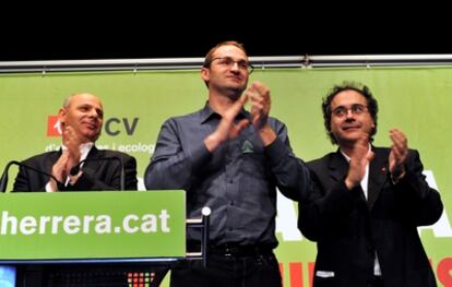 El candidato Joan Herrera, entre Joan Boada y Jordi Miralles, durante el mitin celebrado ayer en Blanes
