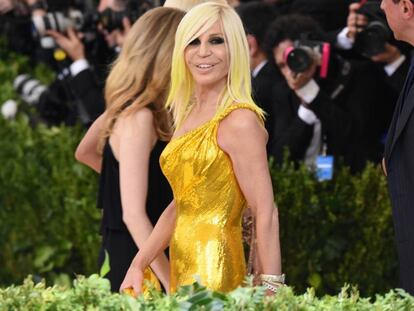 Donatella Versace, a su llegada a la gala del Met de Nueva York el 1 de mayo.