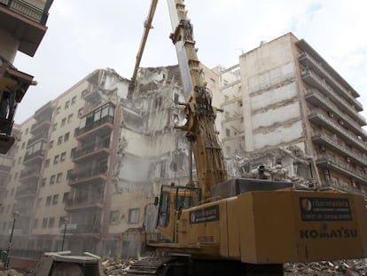 Derribo de un edificio afectado por el terremoto de Lorca