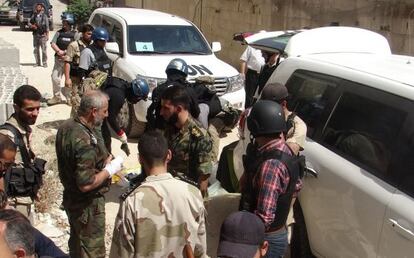 investigadores de la ONU departen con algunos soldados de la oposici&oacute;n Siria el jueves en Damasco. 