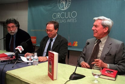 Coloquio debate sobre el nuevo capitalismo, en el Círculo de Bellas Artes de Madrid. De izquierda a derecha, Joaquín Estefanía, Vicente Verdú y Mario Vargas Llosa, el 16 de marzo del 2000.