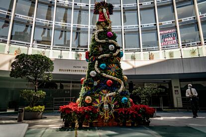 Árbol de Navidad de Quetzalcóatl en el senado de la república Ciudad de México