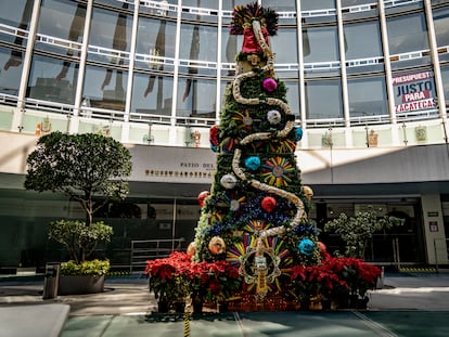 El árbol de Navidad del Senado decorado con una serpiente que representa a Quetzalcóatl.