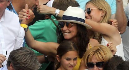 María Francisca Perelló, con sombrero blanco, en Roland Garros.