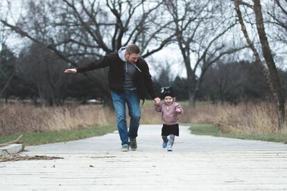 Cada vez más hombres deciden compartir la crianza de sus hijos.