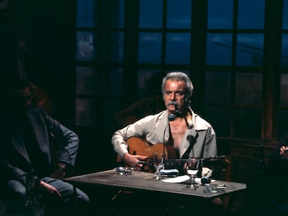 Georges Brassens con su guitarra y su pipa, en una aparición televisada.