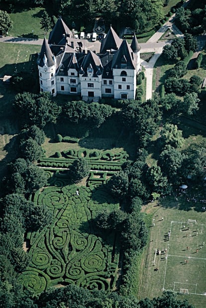 Situado a lo largo del río Tiszan cerca de la frontera entre Hungría y Eslovaquia, el laberinto del palacio Andrássy parece tener la forma de un calamar. El palacio lo construyó en el siglo XIX el conde Gyula Andrássy, ministro de Exteriores del Imperio austrohúngaro, de quien se rumoreó que era amante de la emperatriz Sissi (aunque parece que no era cierto). El palacio y su parque fueron proyectados por el arquitecto Artúr Meining, que influido por los estilos neogótico y romántico centroeuropeos copió detalles de varios de ellos. Un ejemplo: los techos estucados, que imitan los de Knole, la casa natal de Vita Sackville-West, inmortalizada por Virginia Woolf en Orlando. El laberinto es de boj, decorado con tejos. <a target="_blank" href="http://tiszadob.info/ ">tiszadob.info</a>