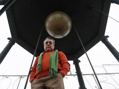 Jesús López-Terradas, bajo la bola del reloj de la Puerta del Sol.