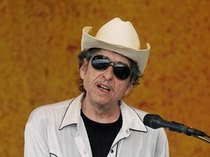 Los vecinos de Bob Dylan dicen que sufren los fuertes olores de un baño de la mansión del cantautor en Malibú, una pestilencia al parecer ignorada por el artista, y que les ha obligado a abandonar sus habitaciones. Los residentes cercanos a la casa de Dylan en la lujosa área de California aseguraron que empezaron a padecer el hedor hace más de seis meses, aunque el cantante ha ignorado sus quejas. El foco de olores es un cuarto de baño portátil exterior que colocó en la propiedad el autor de <i>Blowin' in the wind</i> para que fuese usado por el personal que trabaja en su finca en la zona de Point Dume.
