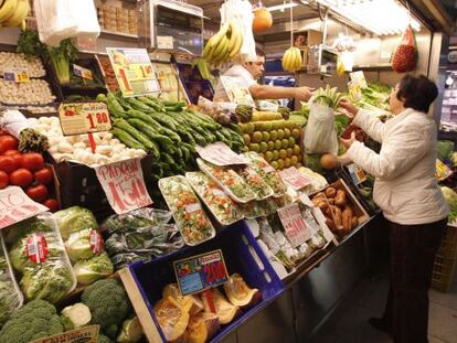 Una mujer realiza sus compras en una frutería de Madrid.