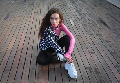 Sila Lua, cantante, posando en la terraza de La Casa Encendida, donde actuará dentro del Festival Puwerty.