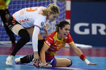 Las jugadoras Estevana Polman (izquierda) y Mireya González, durante la final.