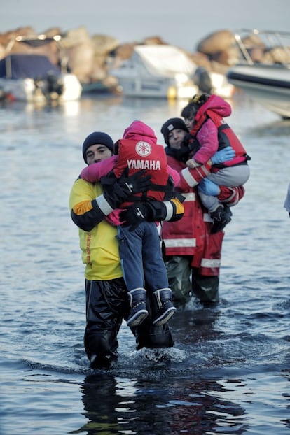 Voluntarios ayudan en el desembarco.