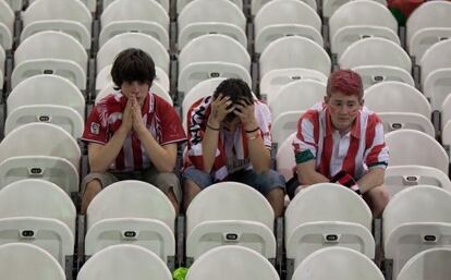 Aficionados del Athletic de Bilbao en las gradas del estadio de San Mam&eacute;s.