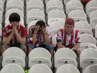 Aficionados del Athletic de Bilbao en las gradas del estadio de San Mam&eacute;s.