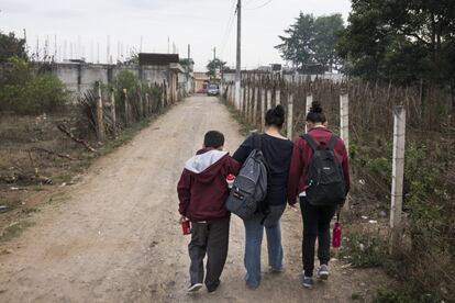 <p>Mary lleva a su hija, Sami, de 12 años, y su hijo, Jason, a la escuela en Chimaltenango (Guatemala?, el 30 de abril de 2018. </p> <p>Los peligros del viaje hacia el norte están bien documentados. Los niños y las familias que no tienen acceso a vías migratorias seguras y legales a menudo optan por rutas informales peligrosas para llegar a sus destinos. Mientras transitan dentro de la región y a través de México, los migrantes de América Central pueden ser víctimas de trata, explotación, violencia y abusos por parte de delincuentes o de las fuerzas de seguridad. Los niños y mujeres no acompañados corren un riesgo aún mayor.</p>