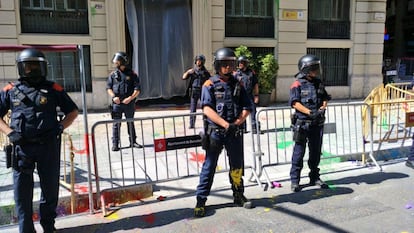 Jovens de Arran, organização separatista de esquerda, lançam latas de fumaça e tinta em frente à sede da polícia na Via Laietana, em Barcelona.