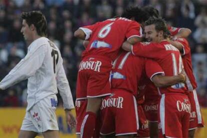 Los jugadores del Sevilla celebran el gol de Renato.