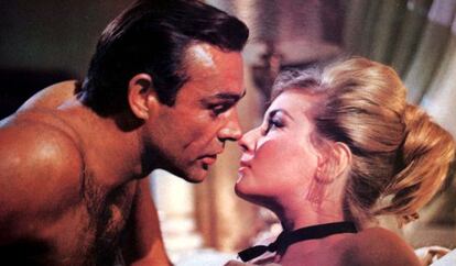 Sean Connery demuestra ante Daniela Bianchi que se puede seducir con peluquín. Lo hace en 'Desde Rusia con amor' (1963).