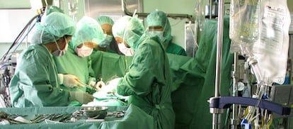 Operación en un quirófano del hospital de La Princesa.