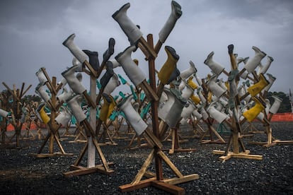 Las botas de los sanitarios de MSF se secan tras ser rociadas con cloro para desinfectarlas, en el centro de tratamiento de Freetown. (Sierra Leona). La peor epidemia de ébola de la historia sigue fuera de control en África occidental. MSF lleva meses pidiendo ayuda, pero la respuesta internacional no llega: el mundo mira a otro lado mientras la gente muere a las puertas de atestados centros de tratamiento. En la ONU, MSF denuncia la inacción internacional y recuerda a los Estados que tienen la responsabilidad política y humanitaria de actuar, porque la epidemia "‘no se apagará sola: hay que entrar en el edificio en llamas".