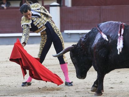 El diestro vizcaíno Iván Fandiño, durante la brega con su primero.