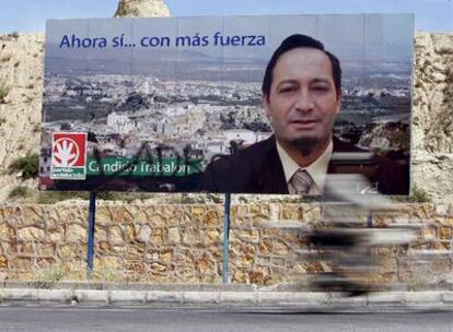 Valla publicitaria con la imagen del alcalde de Zurgena (Almería), Cándido Trabalón, detenido hoy por la Guardia Civil.