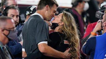 Tom Brady besa a Gisele Bündchen tras ganar en la Super Bowl, el 7 de febrero de 2021.