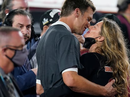 Tom Brady besa a Gisele Bündchen tras ganar en la Super Bowl, el 7 de febrero de 2021.