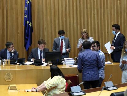 Miembros de la Comisión para la Reconstrucción Económica y Social, ayer en el Congreso de los Diputados.