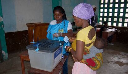 Una mujer vota en las elecciones presidenciales en Sierra Leona en 2018.