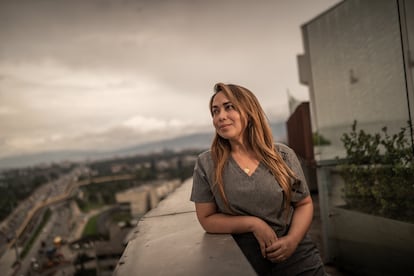 Andrea Peña, posa para un retrato en la clínica donde trabaja en Bogotá (Colombia), el 13 de marzo del 2025. 5 años después del inicio de la pandemia del virus Covid-19, personas como Andrea Peña dan su testimonio de como tuvieron que llevar sus vidas y duelos tras las pérdidas de sus seres queridos a causa del virus.