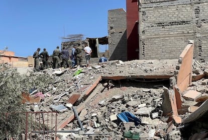 Personal de rescate trabaja sobre una montaña de escombros de un edificio colapsado en la población de Amizmiz. 