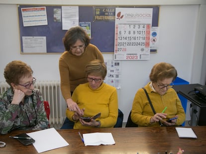 Taller para personas mayores sobre cómo usar el móvil, impartido por la fundación Cibervoluntarios en La Asociación de Vecinos la Fraternidad, en Los Cármenes, Madrid.