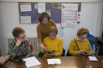 Taller para personas mayores sobre cómo usar el móvil, impartido por la fundación Cibervoluntarios en La Asociación de Vecinos la Fraternidad, en Los Cármenes, Madrid.