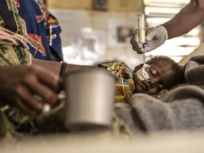 Un niño es atendido en el hospital de MSF en Madaoua, Níger.
